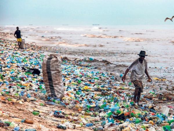 Zwei Milliarden Tonnen Plastik werden jedes Jahr produziert. Ein großer Teil davon landet in der Natur, so wie hier in Ghana.
