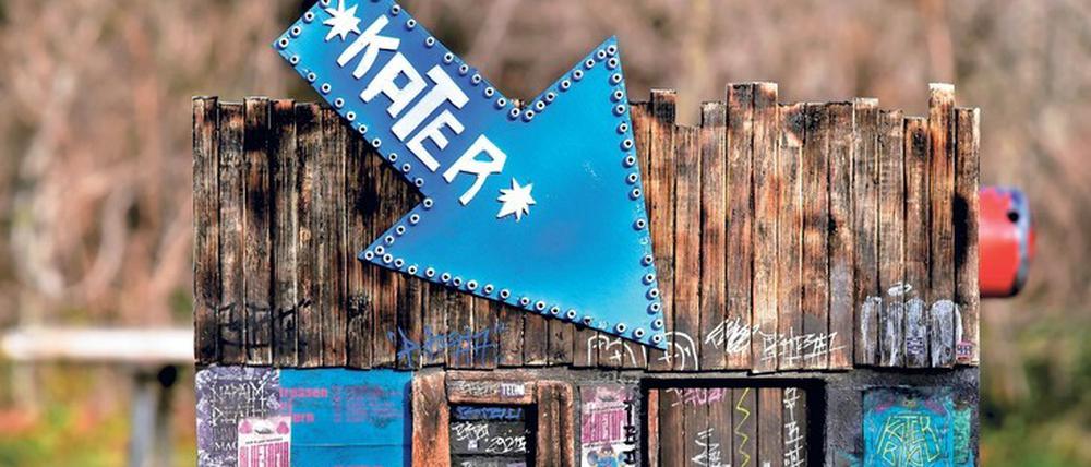 Street-Art-Künstler Bibo hat die Eingänge von elf Berliner Clubs in Miniatur nachgebaut, darunter: Das Kater Blau .