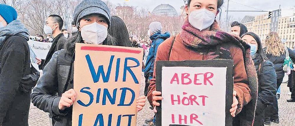 Ende März demonstrierten Menschen mit asiatischen Wurzeln am Brandenburger Tor gegen Rassismus.