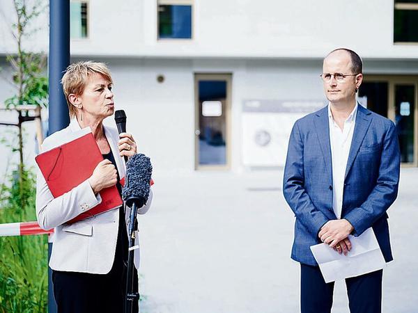 Im Ankunftszentrum. Sozialsenatorin Elke Breitenbach (Die Linke) und LAF-Chef Alexander Straßmeir. 