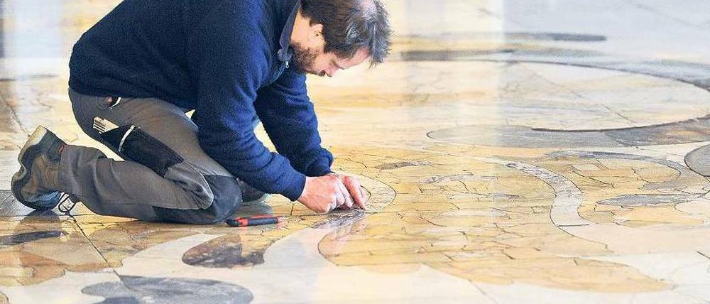 Der Marmorfußboden im Neuen Palais soll 2012, zum 300. Geburtstag des Schlossherrn, König Friedrich II., wieder instandgesetzt sein. Foto: ZB/Bernd Settnik
