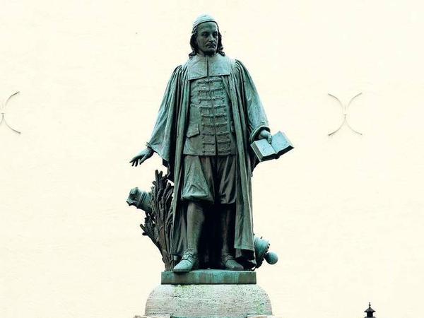 Auf der Wacht: der reformatorische Kirchenlieddichter und Pfarrer Paul Gerhardt vor der nach ihm benannten Kirche in Lübben.