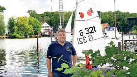SEGEL-LEHRER. Florian Kleiß, 40, aus Staaken ist Jugendleiter beim Yacht-Club Stößensee.