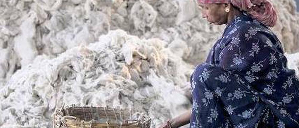 Indien stemmt 20 Prozent der Baumwollproduktion. Hier sitzt eine Arbeiterin auf einem Markt in Kalkutta.