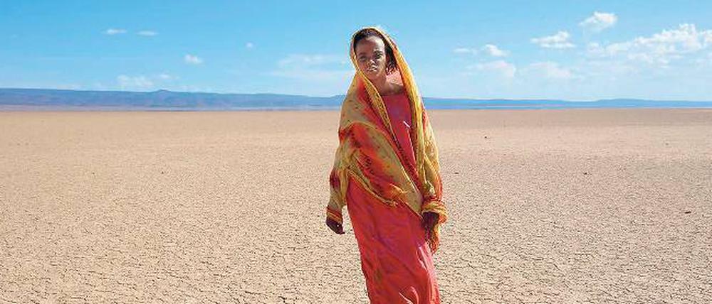 Nichts als Wüste. Im Film „Wüstenblume“ läuft die junge Waris Dirie, dargestellt von Suraya Mohamed Ali Scego, auf der Flucht davon. Als Erwachsene und Model sprach Dirie erstmals das Tabuthema Beschneidung an. In Berlin wird Opfern geholfen.