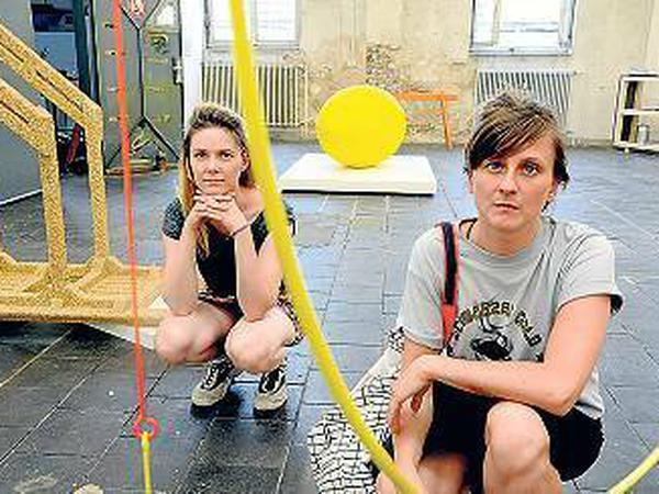 Auch Anja Langer (links) und Janine Eggert müssen ihre Ateliers in der alten Schultheiss-Brauerei aufgeben.