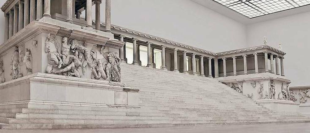 Geschichtsträchtig. Der Pergamonaltar im ausnahmsweise menschenleeren Saal. Mit 1,26 Millionen Besuchern 2013 ist das Pergamonmuseum das beliebteste Berliner Ausstellungshaus.
