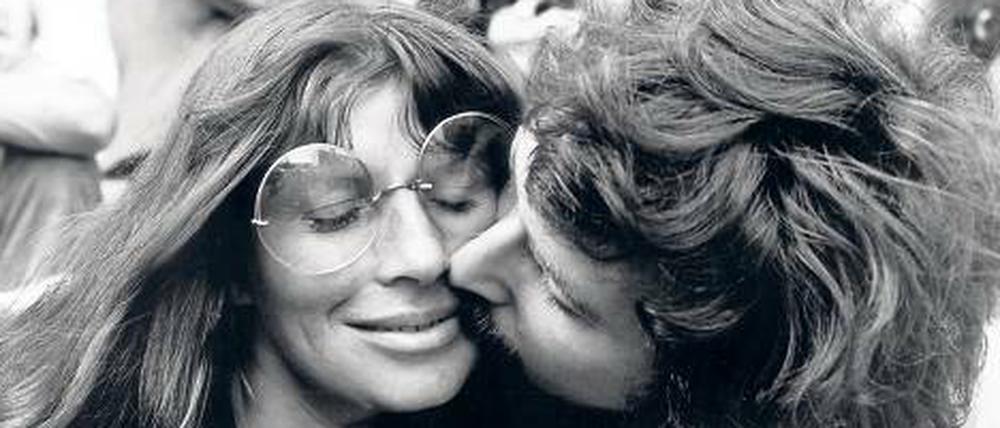 Küss mich. Anfang der 70er waren andere Brillen modern, die Liebe aber funktionierte so wie heute. Die Aufnahme entstand bei den Weltfestspielen der Jugend in Ost-Berlin 1973.
