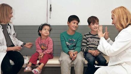 Helfende Hände. Die Ärztinnen Laura Hatzler (li.) und Pia Skarabis-Querfeld untersuchen Flüchtlingskinder.