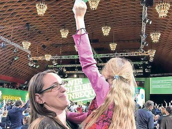 Die Grünen-Abgeordnete Anja Schillhaneck hat ihre Tochter zum Bundesparteitag in Münster mitgenommen. 