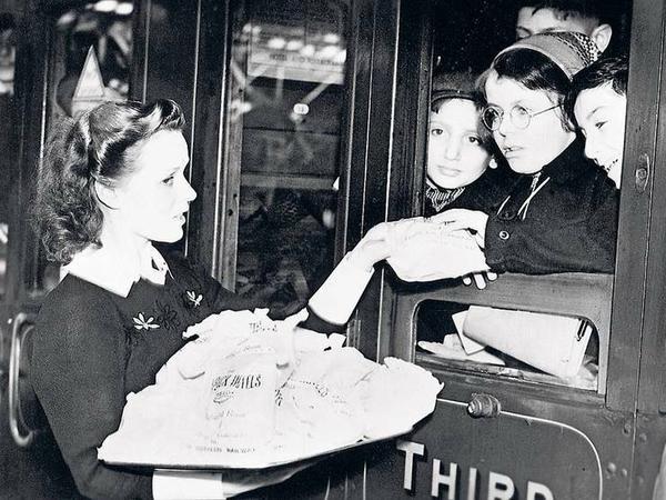 Durch die „Kindertransporte“ retteten andere Länder jüdische Kinder aus Nazi-Deutschland. Auf diesem Foto gibt es Snacks in Southampton.