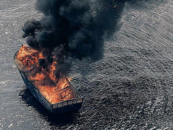 Katastrophe. Schiffe werden angesteckt, volle Boote brennen wegen defekter Motoren vor Libyen. Blick aus dem Suchflugzeug Moonbird von „Sea-Watch“.
