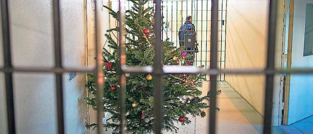 Glitzer hinter Gittern. Weihnachten hat im Knast seine eigenen Regeln.