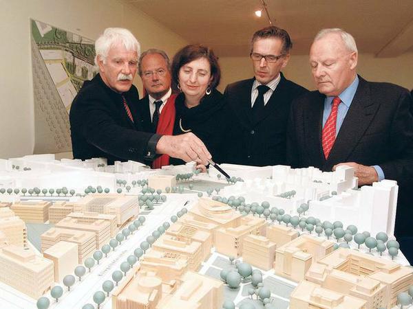Große Pläne. Klaus Groth (r.) im Jahr 2004 bei einer Pressekonferenz zum Projekt Köbis-Dreieck mit dem damaligen Senatsbaudirektor Hans Stimmann (l.). 