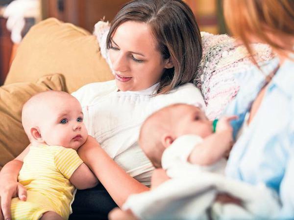 Das Thema Ernährung in den ersten Lebensmonaten wird unter Müttern kontrovers diskutiert.