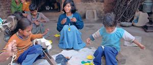 Nähwerkstatt statt Schule. In indischen Dörfern müssen auch die Kleinsten etwas zum Familieneinkommen beitragen – sie fertigen zum Beispiel Fußbälle an.