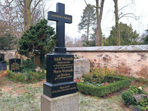 Stein ist geduldig. 1927 wurde Wermuth auf dem Friedhof der Schlosskirche Buch beigesetzt, die Gemeinde hat schon zwei Anträge auf ein Ehrengrab gestellt.