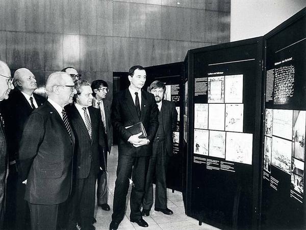 Generalsekretär Erich Honecker eröffnet im Januar 1989 eine Ausstellung