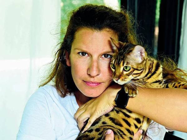 Tanja Nikolic mit einer ihrer Bengalkatzen.