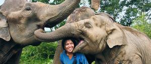 Die thailändische Elefantenretterin Lek Chailert nimmt in ihrem Elefantenpark in Chiang Mai zuvor im Tourismus missbrauchte Tiere auf.