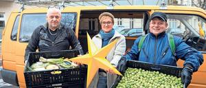 Koch Andi, Simona Barack, Leiterin vom Sozialprojekt Prenzlauer Berg, und Helferkollege Arthur (v.l.) laden gespendete Lebensmittel aus dem Bus.