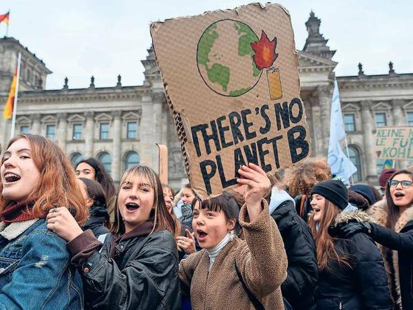 „Fridays for Future Berlin StandwithGreta!“ führt den Streikaufruf der Schwedin Greta Thunberg fort.