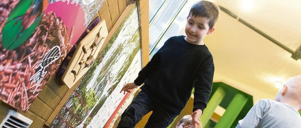Kinder erkunden die Ausstellung "Natürlich heute! Mitmachen für morgen" im Labyrinth-Kindermuseum.