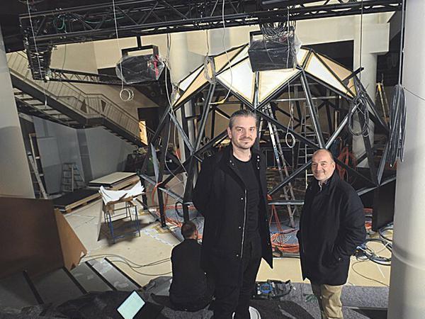 Dome im Bau. Dorian Gorr (links) und Thomas Fellger von Veritas Entertainment.