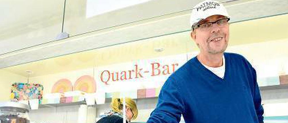 Ran an den Becher. Kurt Pawlak serviert Erfrischendes in der Quark Bar. 