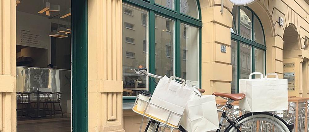 Aus der Not eine Tugend machen. Die Mitarbeiter von The Klub Kitchen in Berlin-Mitte liefern Bestellungen nun mit dem Fahrrad aus.