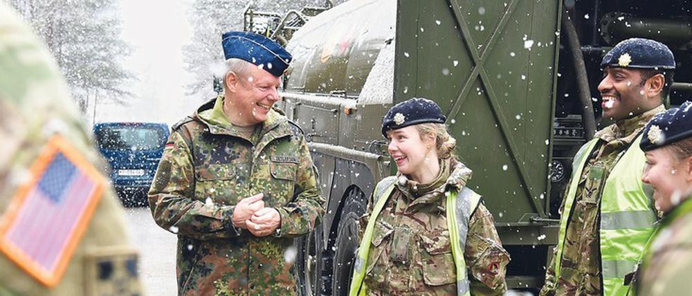 Truppenbetankung. Oberst Olaf Detlefsen (l.), Kommandeur des Landeskommandos Brandenburg, im Gespräch mit britischen Soldaten.