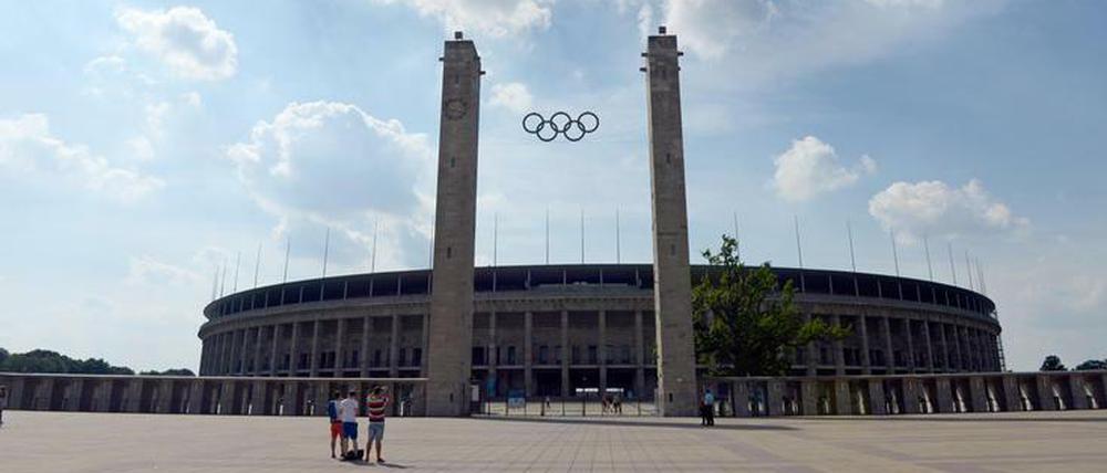 Das Olympiastadion ist auch zur Hälfte im Stadion eingebuddelt. Der Unterring ist von Außen nicht sichtbar.
