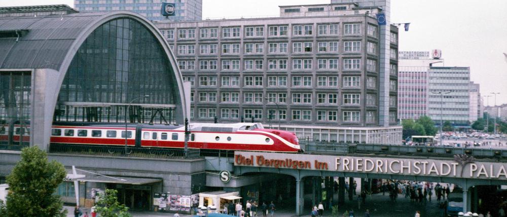 Der Bugatti unter den Zügen. Der "Max Liebermann" am Alexanderplatz, aufgenommen im Sommer 1990.