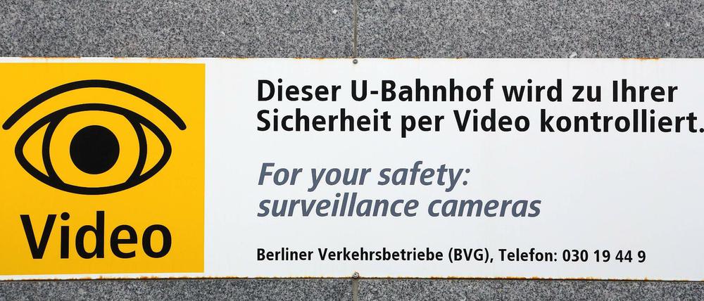 Video-Überwachung auf U-Bahnhöfen - laut BVG befürwortet das eine Mehrzahl der Passagiere. Doch als das Abgeordnetenhaus dazu Fragen hatte, kamen die Verkehrsbetriebe nicht.