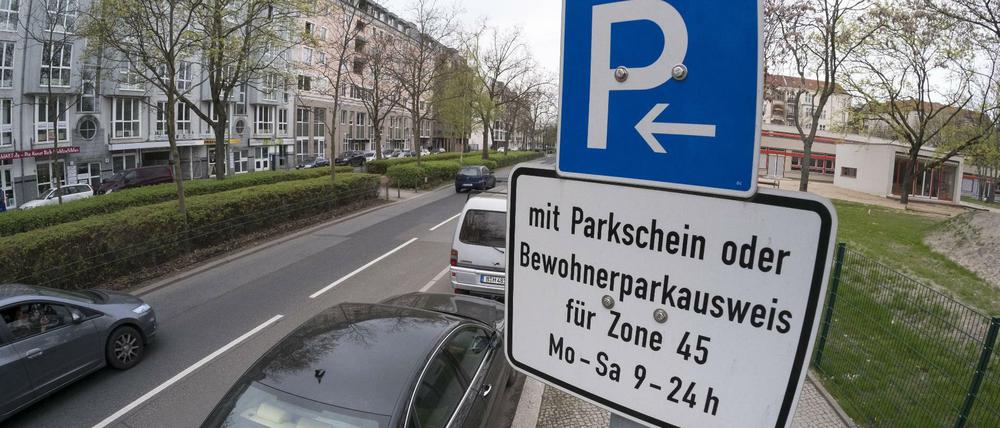 Anwohnende vor: Ein Hinweisschild zum kostenpflichtigen Parken oder Parken mit Ausweis in Prenzlauer Berg.