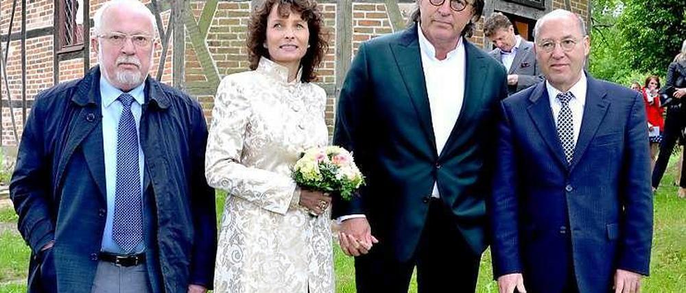 Ehe-Glück gehabt. Peter-Michael Diestel und seine Frau Anja Langer zwischen Lothar de Maizière (l.) und Gregor Gysi.