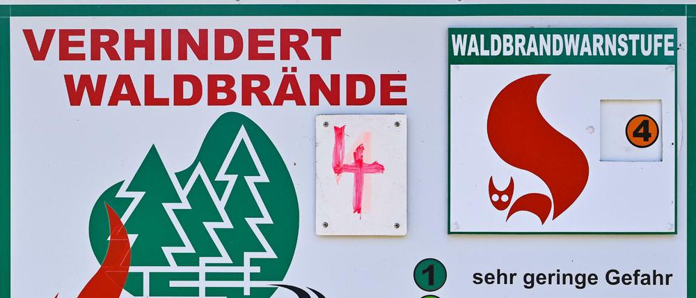 Ein Schild mit der Aufschrift «Verhindert Waldbrände» zeigt die zweit höchste Waldbrandwarnstufe 4 an. 