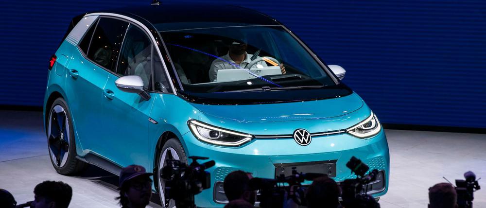 Das neue Elektroauto ID.3 der Marke Volkswagen wird auf dem Messegelände der IAA (Internationale Automobil-Ausstellung) 2019 in Frankfurt präsentiert.