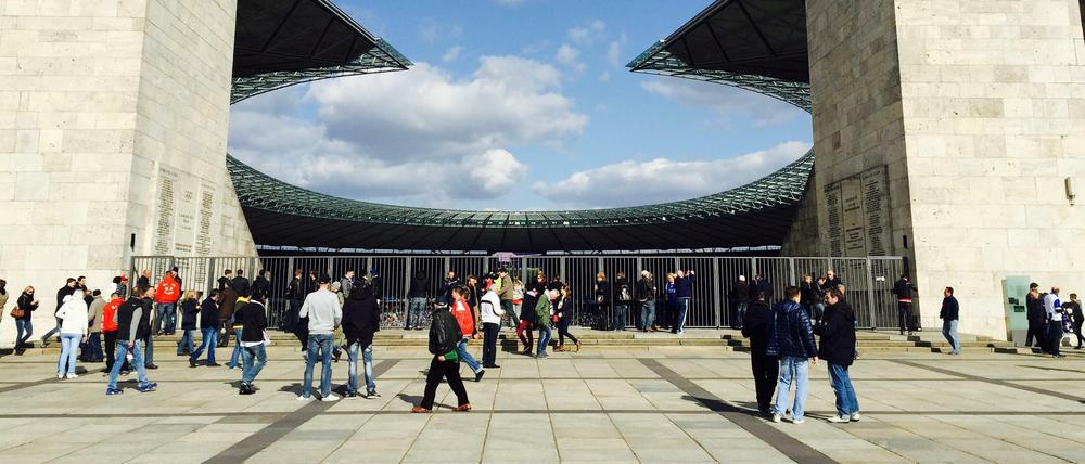 Das Stadion ist saniert, die Menschen kommen in Massen - aber das Umfeld verkommt an vielen Stellen wie etwa am Maifeld oder auch am Reiterstadion.