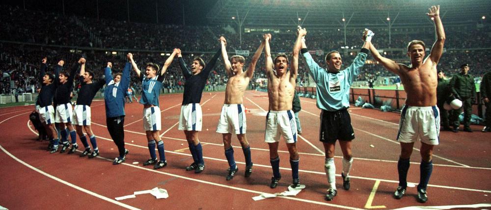 Hände hoch. Die Helden der Hertha im vollen Stadion ohne Dach (fünfter von rechts: Michael Preetz).