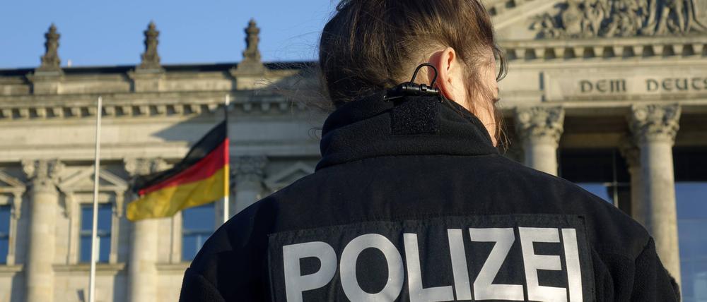 Polizistin vor dem Reichstagsgebäude in Berlin.  