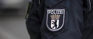 Emblem der Berliner Polizei auf der Jacke eines Polizeibeamten, Symbolbild