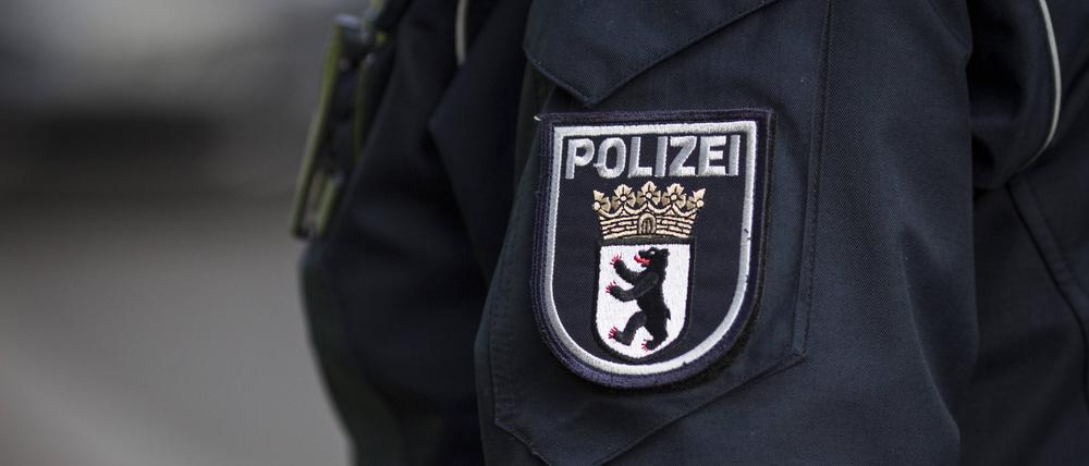 Emblem der Berliner Polizei auf der Jacke eines Polizeibeamten im Rahmen einer Verkehrskontrolle in Berlin. (Symbolbild)