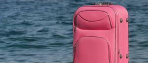 In Berlin hatte das Mädchen einen rosa Koffer „an sich genommen“. (Symbolbild)