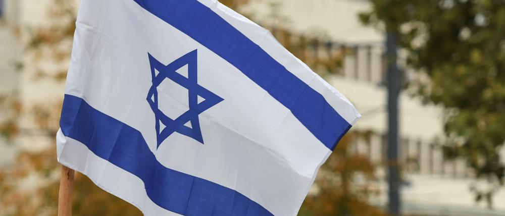 Die israelische Flagge mit Davidstern.