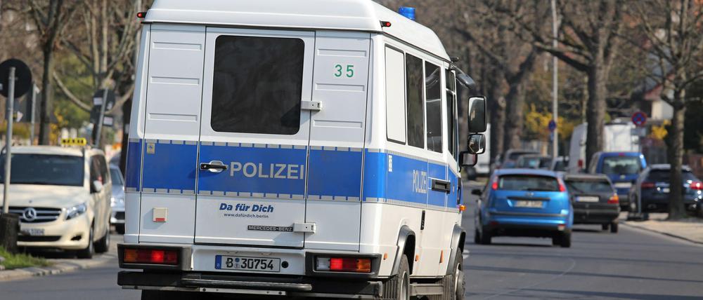 Berlins Polizei wird am Freitag auch eine Bestattung im Blick haben.