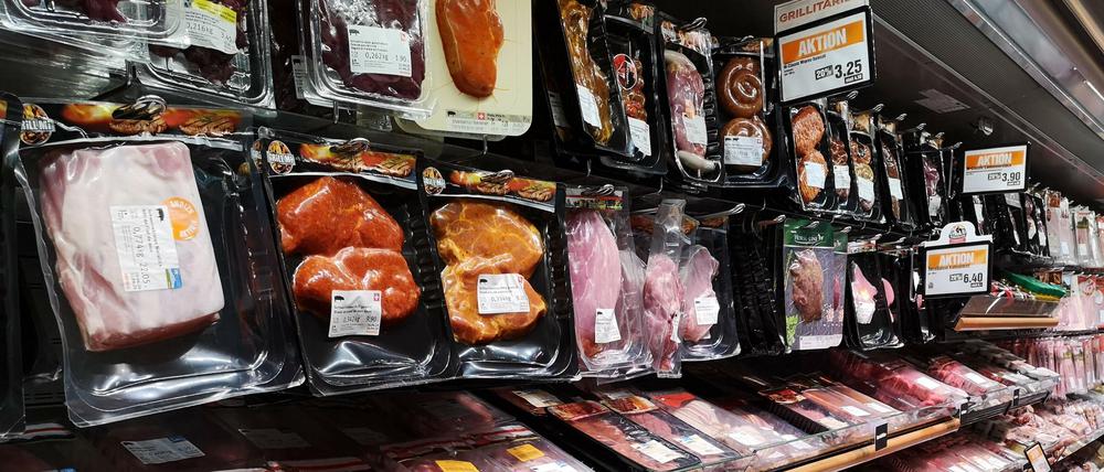 Die Fleischabteilung eines Großhandels. Unternehmen schummeln häufig bei der Verpackungsgröße.