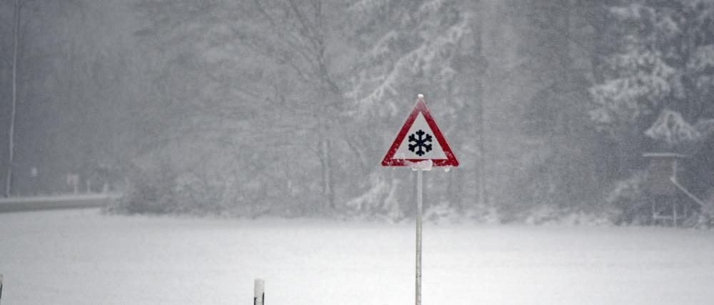 Die Straßen sind schneebedeckt, ein Warnschild warnt vor Schneeglätte: Das Winterwetter in Deutschland kommt mit reichlich Frost.