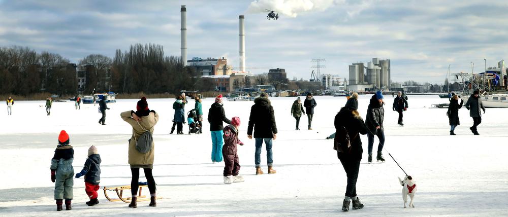 Mithilfe eines Hubschraubers versucht die Polizei Menschen auf der zugefrorenen Rummelsburger Bucht auf das brüchige Eis aufmerksam zu machen. Szenen aus dem Berliner Winter 2021.