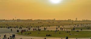 Sonnenuntergang mit leichter Saharastaubtrübung über dem Tempelhofer Feld im Februar 2021.